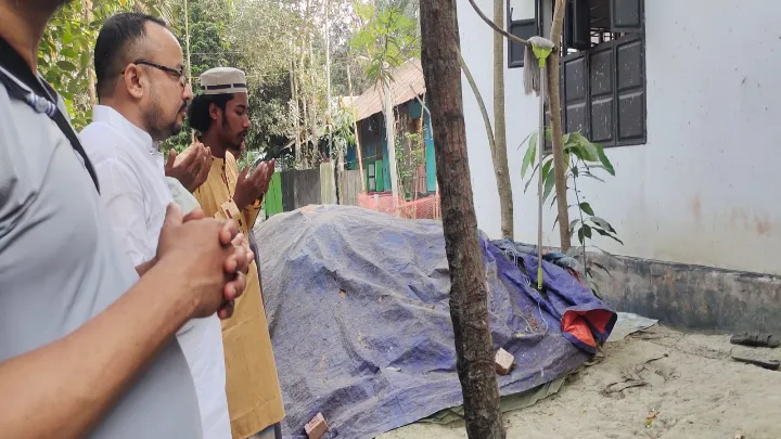 কবরস্থান দখল করে দালান নির্মাণের অভিযোগ